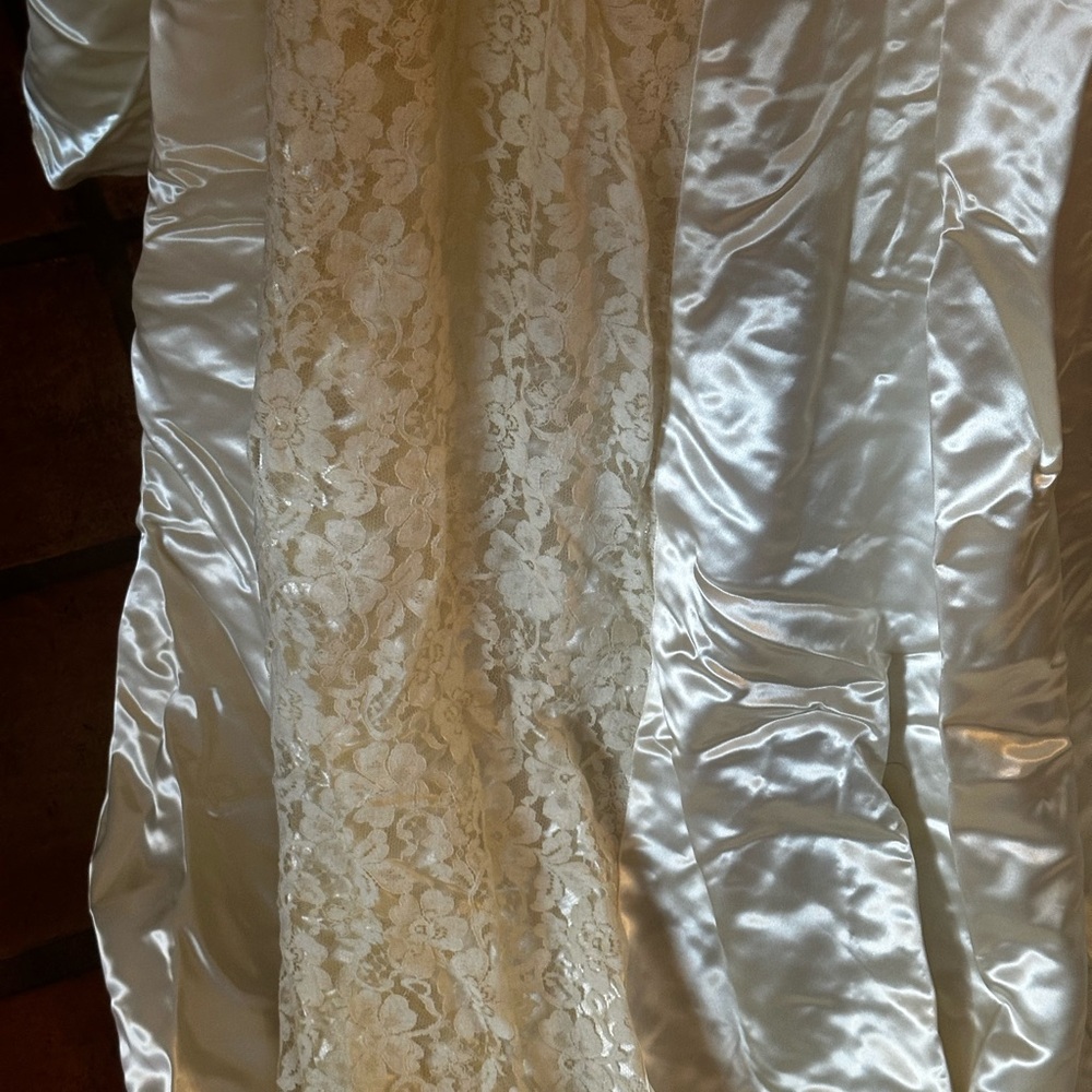 Satin & Lace Vintage Wedding Gown - Picture 6 of 10